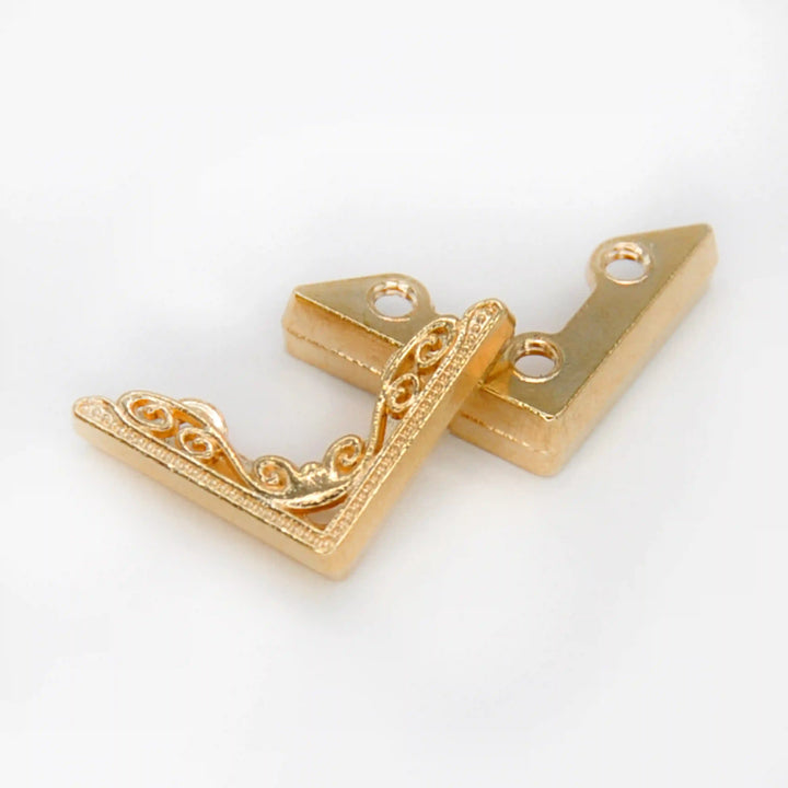 Stylish Golden Elegance Collar Tip