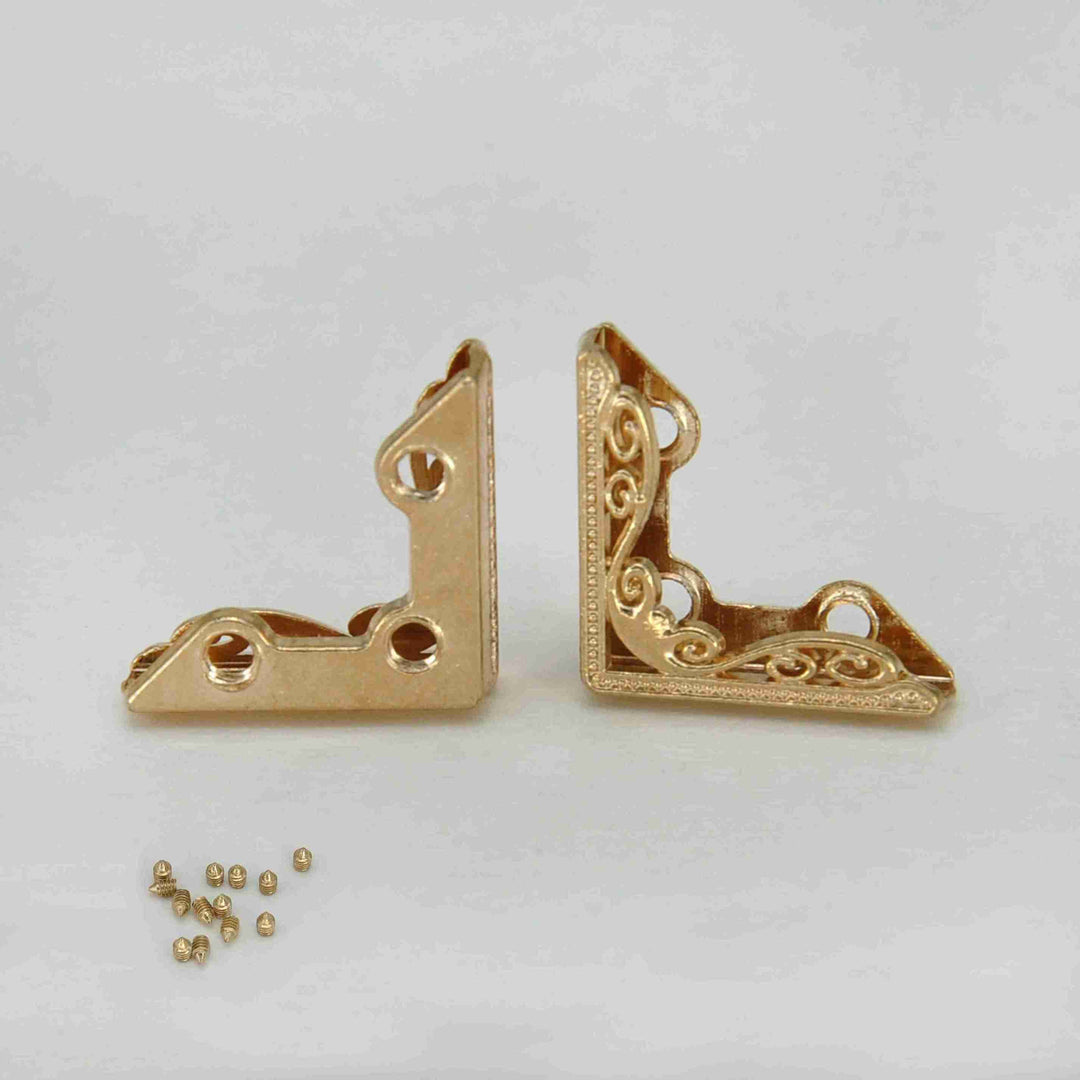 Stylish Golden Elegance Collar Tip