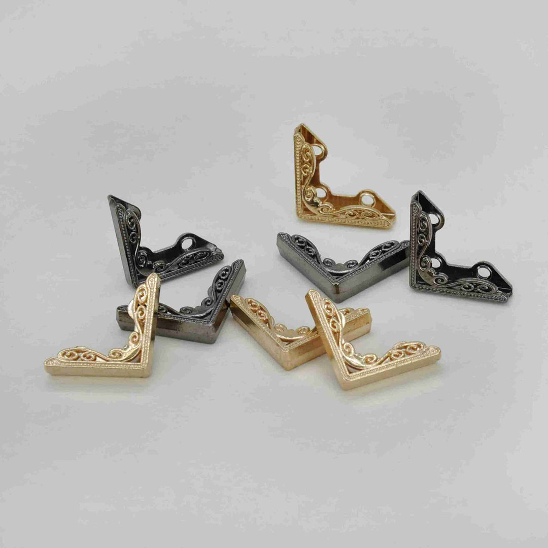 Stylish Golden Elegance Collar Tip