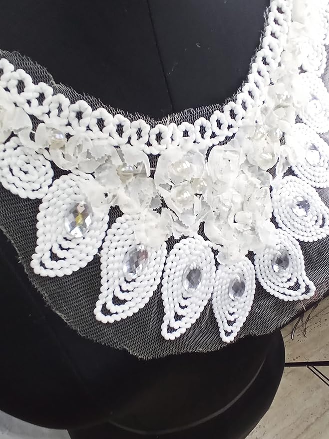 Leafy Diamond Style Neckline