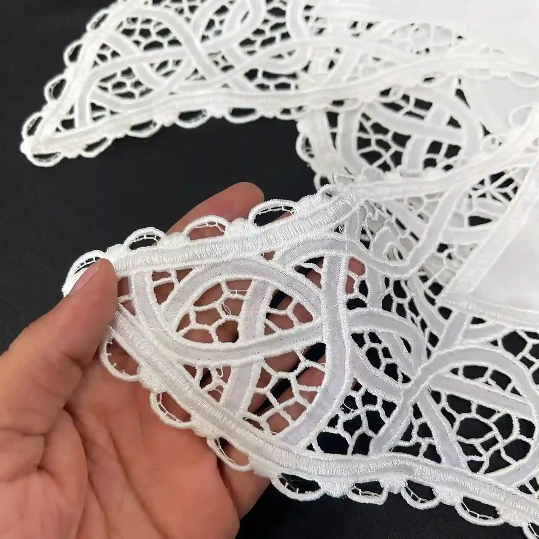 Ani Accessories elegant broderie anglaise Peter Pan collar with classic rounded edges for apparel