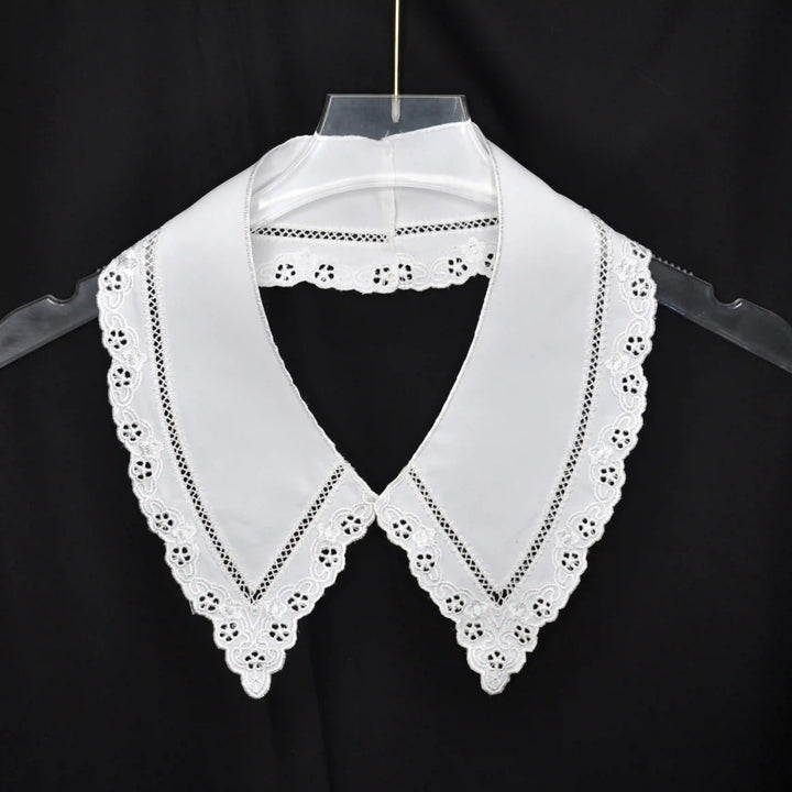 Chic Pilgrim Flower Peter Pan collar adorned with detailed flowers and elegant neckline shaping