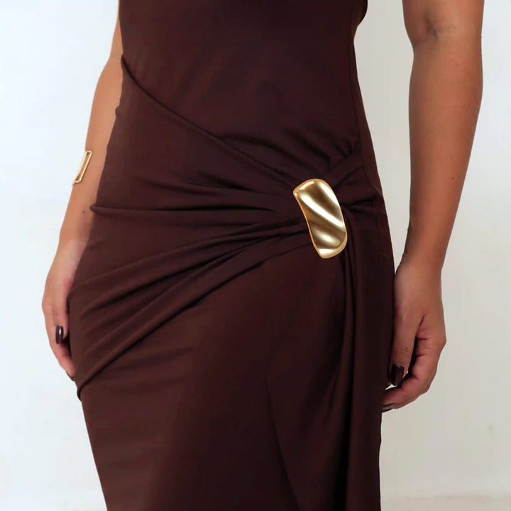 Fluid polished golden clasp
