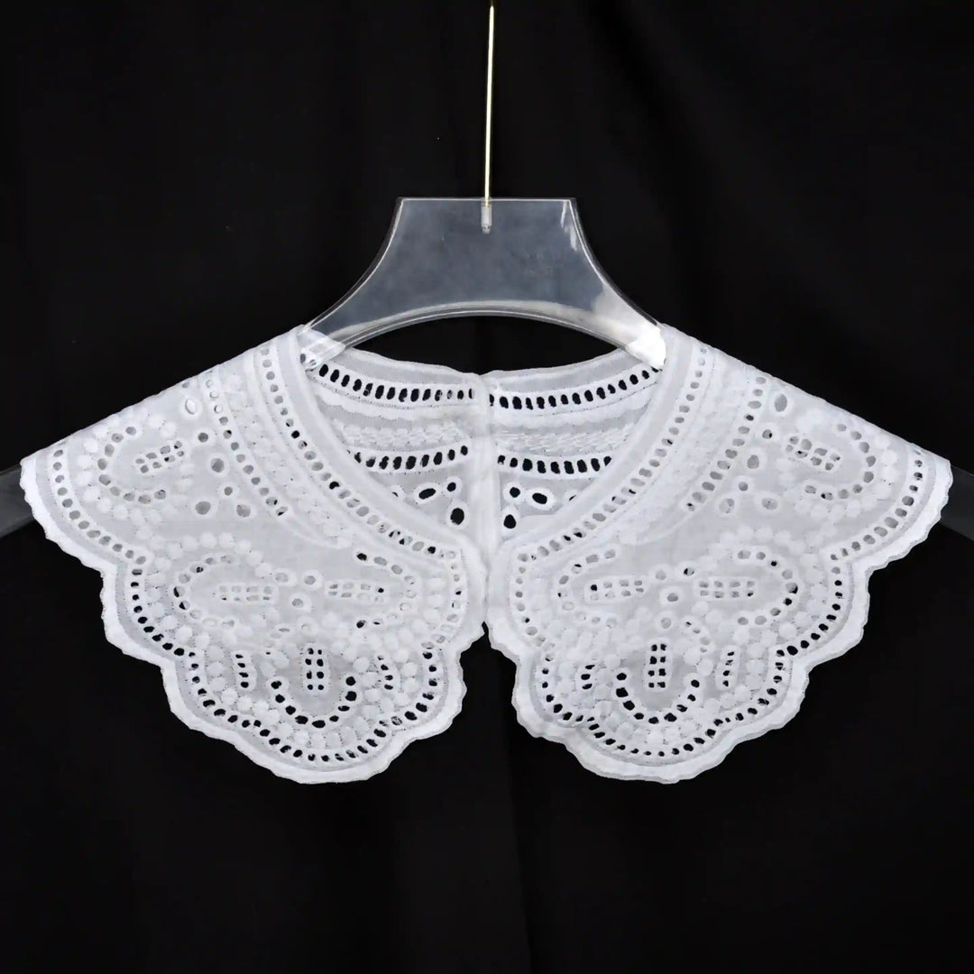 Decorative Floral Guipure Peter Pan collar designed in airy lace with floral patterns and neat trim