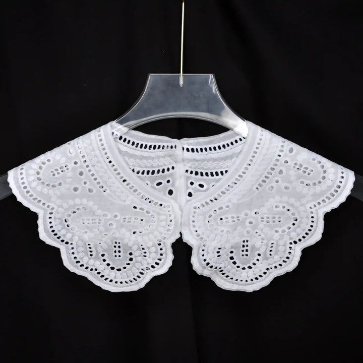 Decorative Floral Guipure Peter Pan collar designed in airy lace with floral patterns and neat trim