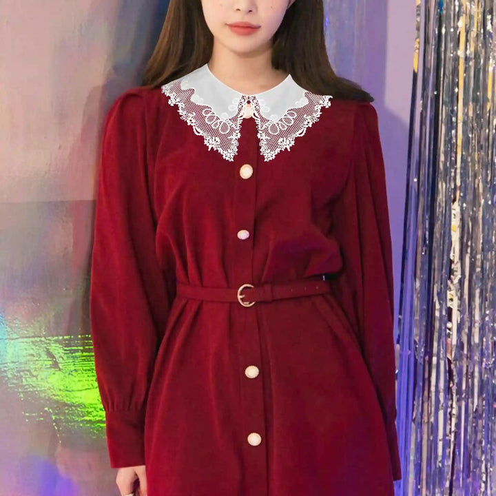 Statement Pilgrim Flower Peter Pan collar crafted with bold flower motifs and smooth border detailing