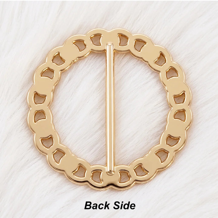 ANI Accessories round chain link rhinestone belt buckle back side: smooth gold metal with open link cut-outs, on white fur